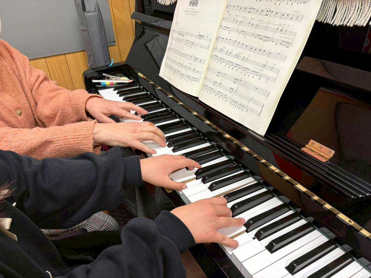 ピアノ教室のレッスン風景