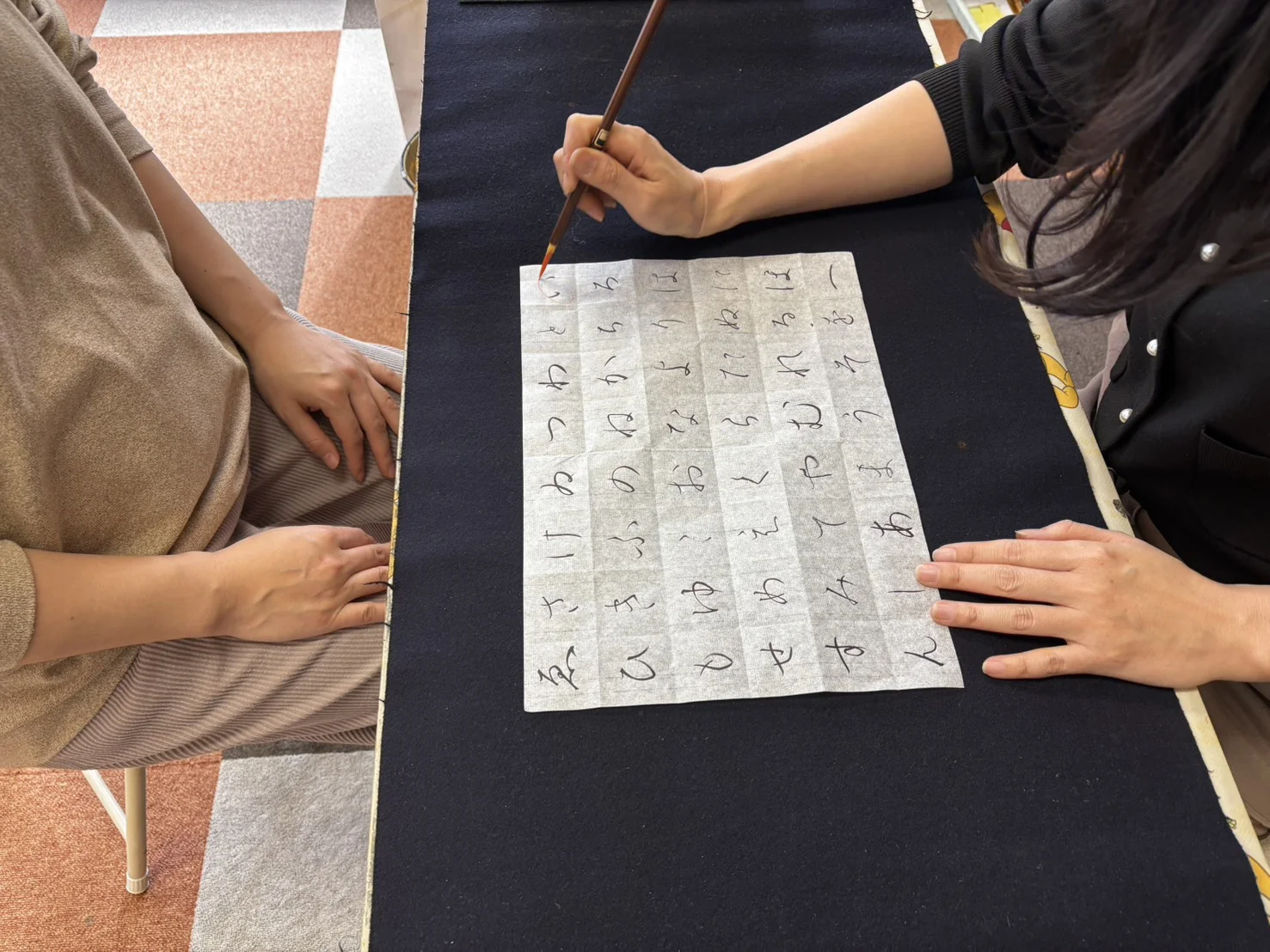 書道教室のレッスン風景